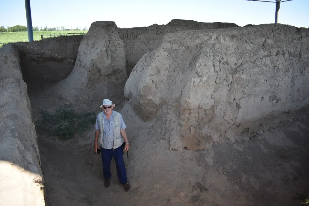 Автор Қаялықтағы будда ғибадатханасы қирандыларының ортасында. Жетісу / Суретті ұсынған — Ник Филдинг