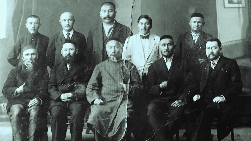 Khajimukan Munaitpasov (standing in the center), Kokbai Kunanbayev (Abai's brother, sitting in the center), Turagul Ibragimov (sitting second from left, Abai's son), Mirzhakip Dulatov (fourth from right in a light), Akhmet Baitursynov (far right) and other representatives of the Kazakh intelligentsia. 1918/Wikimedia Commons