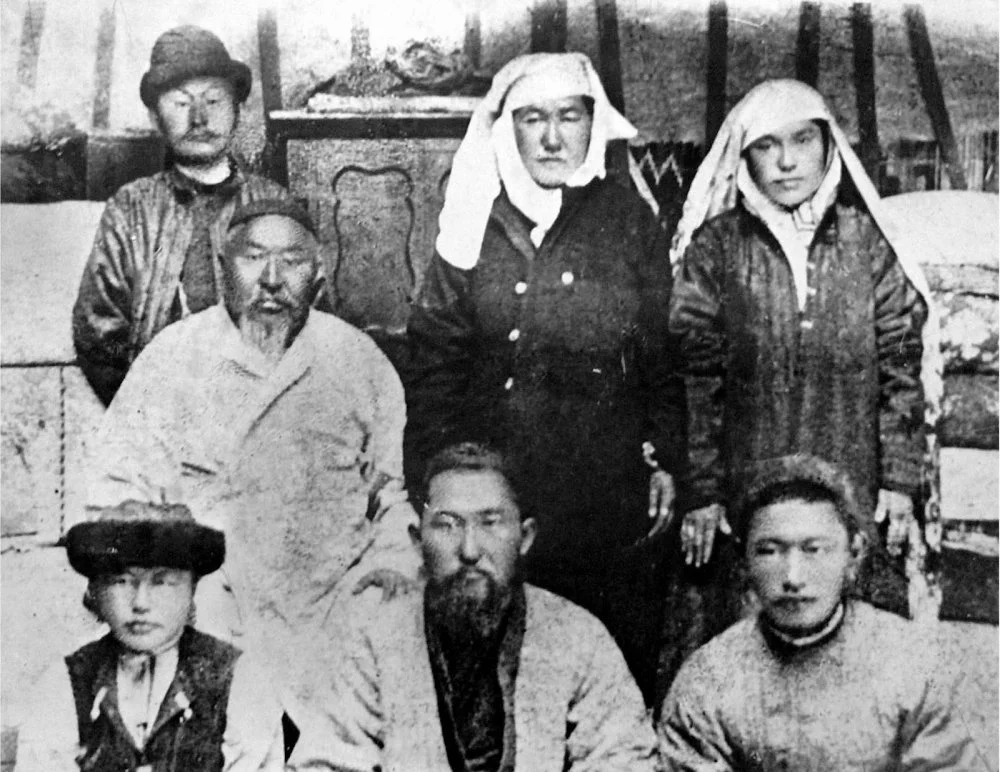 Абай Кунанбайулы с семьей. 1903 год / Государственный историко-культурный и литературно-мемориальный музей-заповедник Абая «Жидебай-Бөрілі»