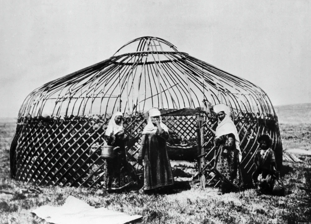 Pre-revolutionary Kazakh nomads near their homes/RIA