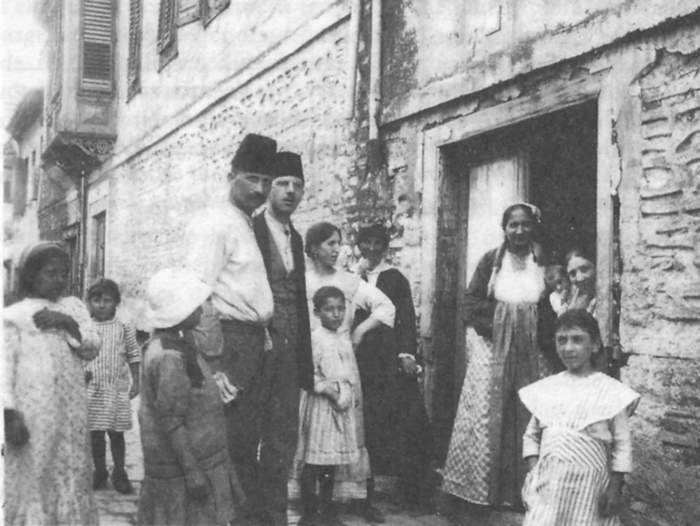 Jewish family of Salonika (Thessaloniki) in 1917. it was the only Jewish-majority city in Europe / Alamy