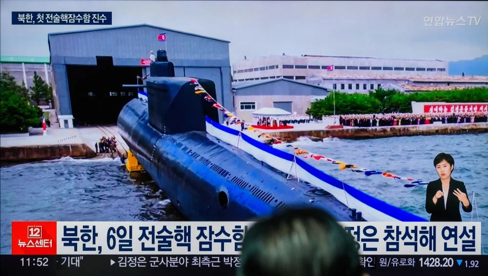 КХДР атомдық сүңгуір қайығы. Оңтүстік Кореяда КХДР мемлекеттік теледидарының кадрлары көрсетілуде / Getty images