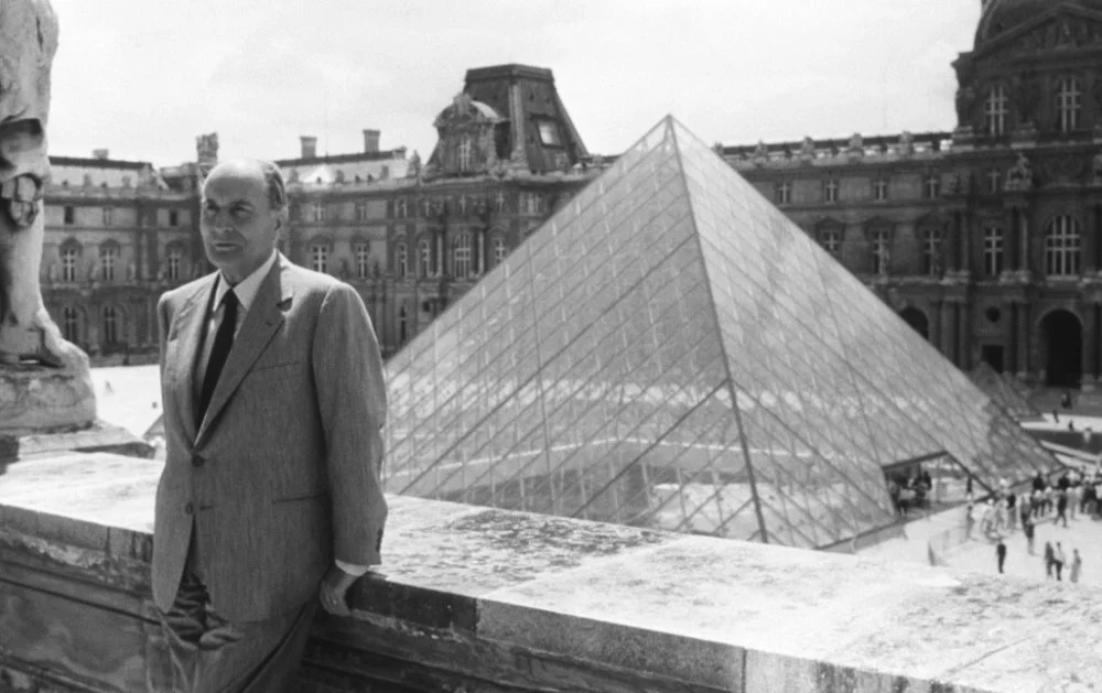 Франсуа Миттеран рядом с Лувром. Париж, Франция. 1989 год /Photo by William Stevens/Gamma-Rapho via Getty Images