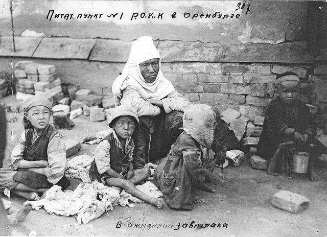 Famine in 1931-1933 is not the first man-made disaster in Kazakhstan. Another major famine occurred in 1919-1922 as a result of the policy of war communism. Photo allegedly taken by the Russian Red Cross Society in Orenburg during the first Holodomor/From open sources