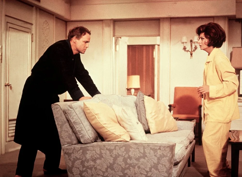  A Countess from Hong Kong GB 1967 / Regie Charles Chaplin MARLON BRANDO (Odgen Mears), SOPHIA LOREN (Natascha, im Pyjama/Alamy