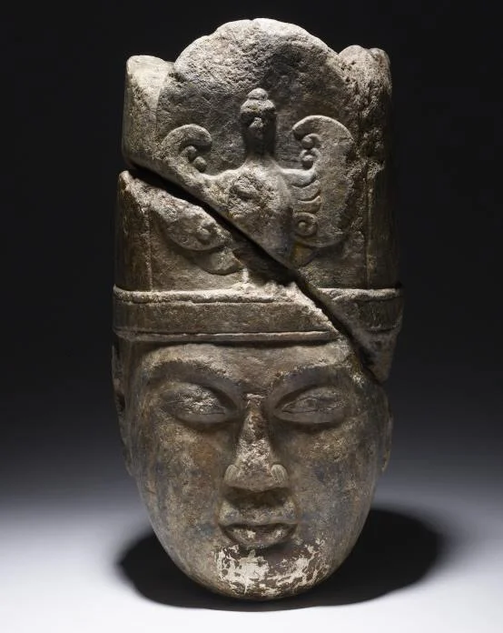 Әскери қолбасшы Күлтегіннің мәрмәр тастан жасалған бас мүсіні (684–731 ж.ж.), Екінші Түрік қағанаты. Кошо-Цайдам, Моңғолия / Wikimedia Commons 