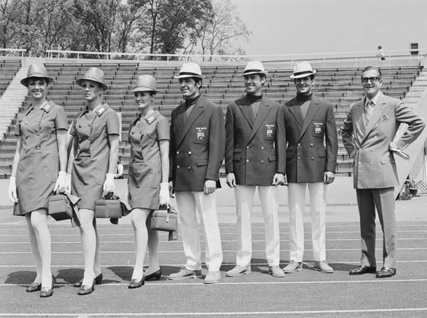 Спортивная форма, разработанная Харди Эмисом для участия британских спортсменов в параде на Олимпийских играх 1968 года в Мехико, 11 июня 1968 года/McCarthy/Getty Images