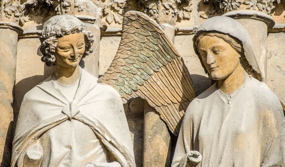 Archangel Gabriel and the Virgin Mary. Western facade of Reims Cathedral, 13th century / Alamy