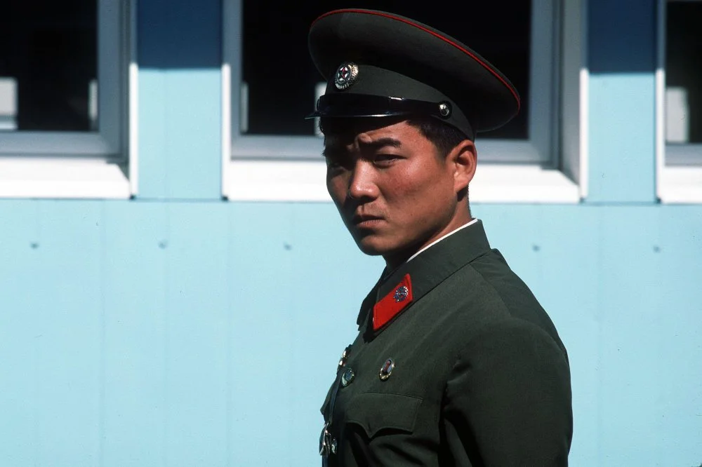 Солтүстік Кореяның қауіпсіздік қызметі офицері / Alamy