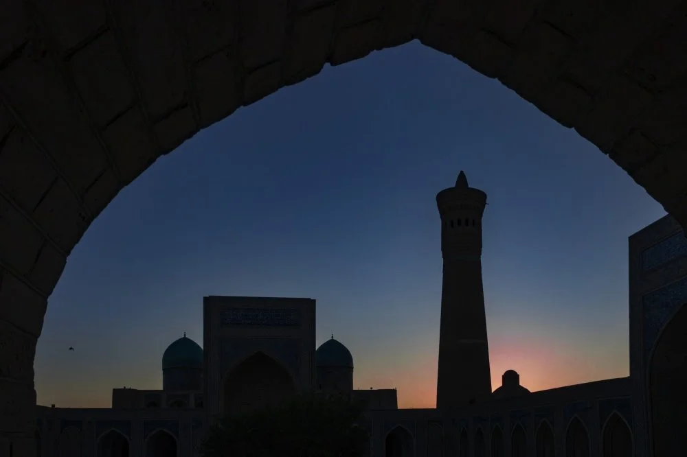 Қалян кешені. Қалян мұнарасы, мешіті және Мири-Араб медресесі бар архитектуралық ансамбль.  Бұхара, Өзбекстан / Getty Images