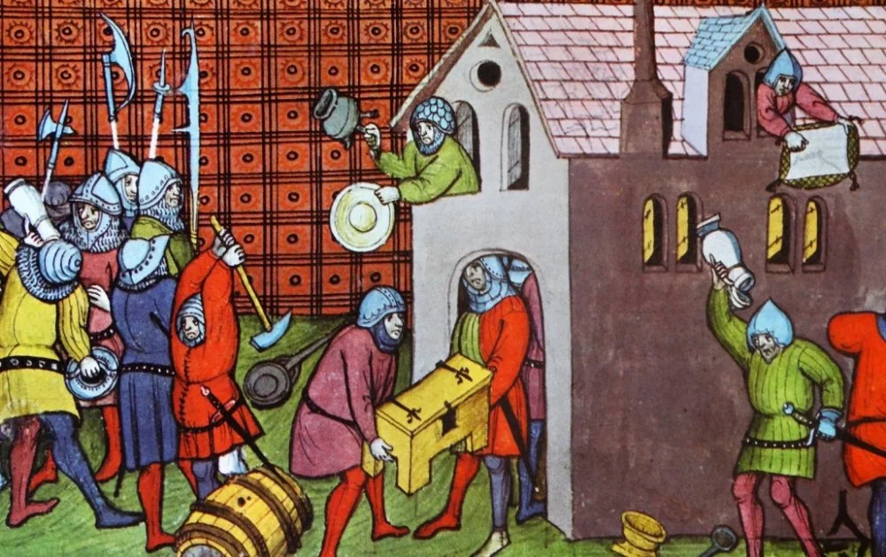 Солдаты грабят дом. Миниатюра 13 века / Alamy