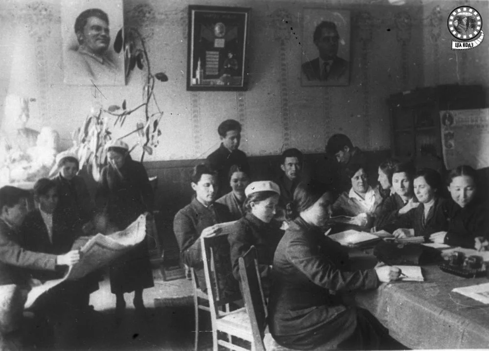 В учительской. Алматы, 1930е годы / ЦГА КФДЗ