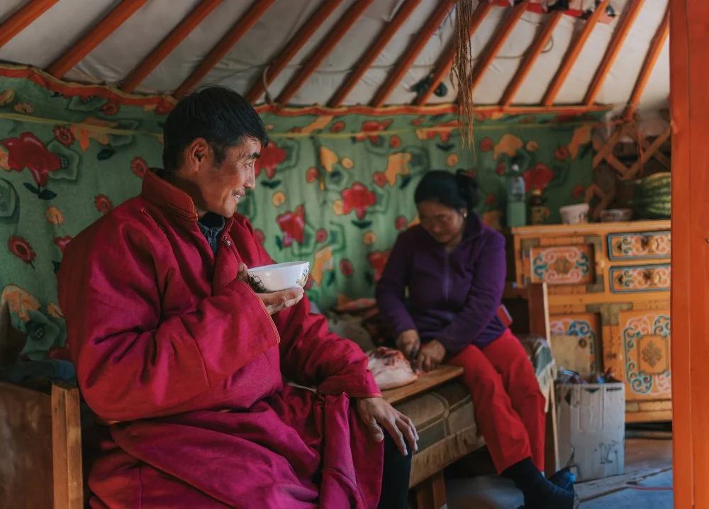 Mongols drink tea in their yurt/Edwin Tan/Getty Images