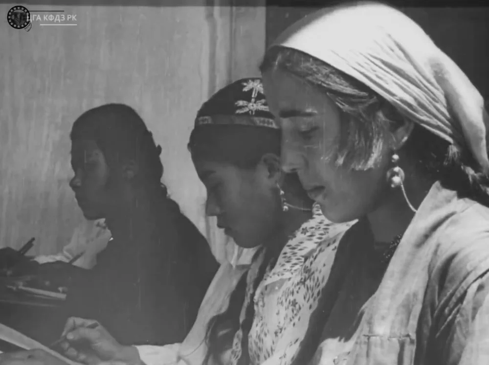 Женщины на занятиях по ликвидации безграмотности. Кызылорда, 1927. Кадр из советского киножурнала «Советский Казахстан» / ЦГА КФДЗ