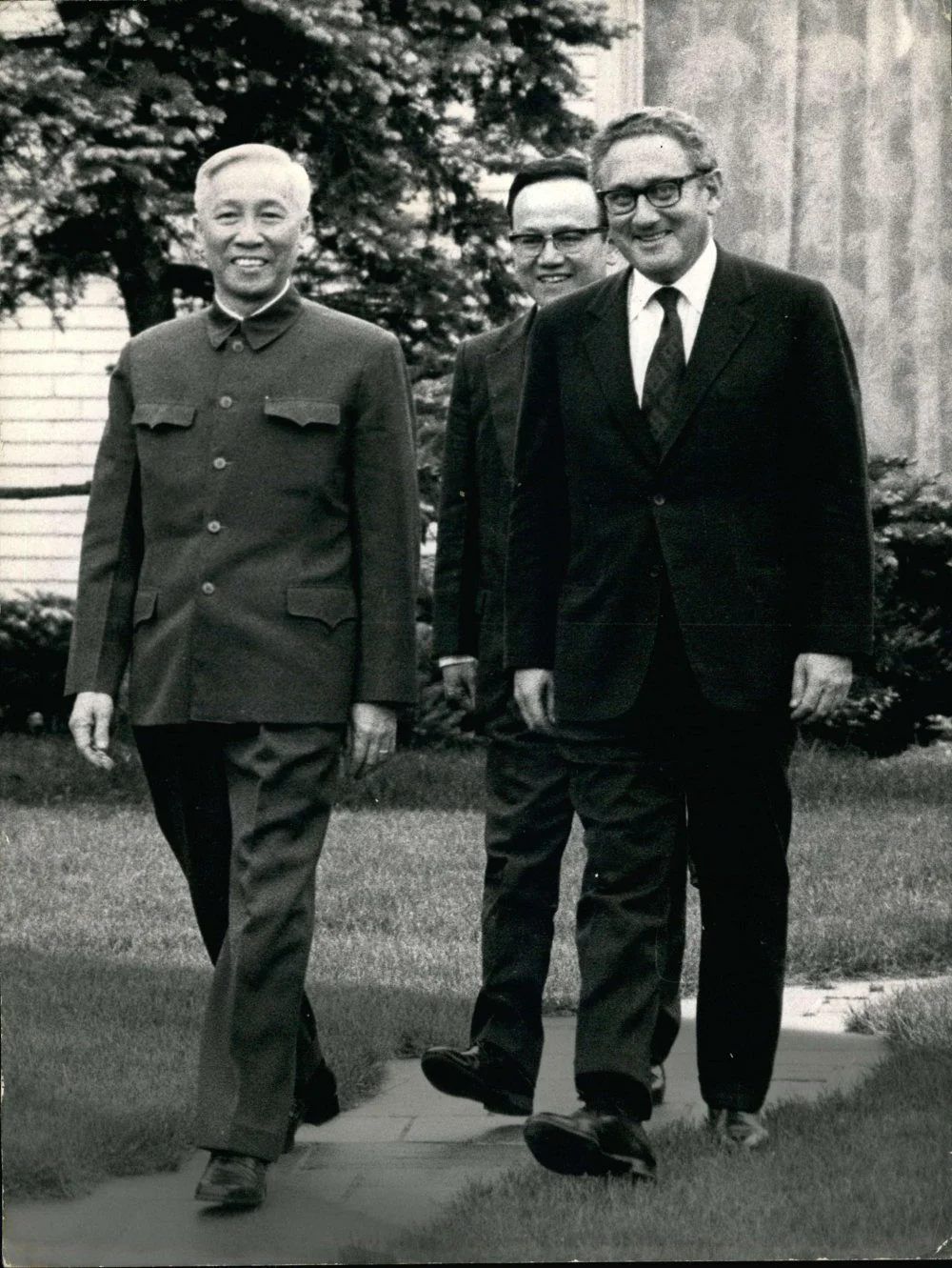 Генри Киссинджер және вьетнамдық дипломат Ле Дук Тхо Франциядағы келіссөздерде. 1973 жыл / Alamy