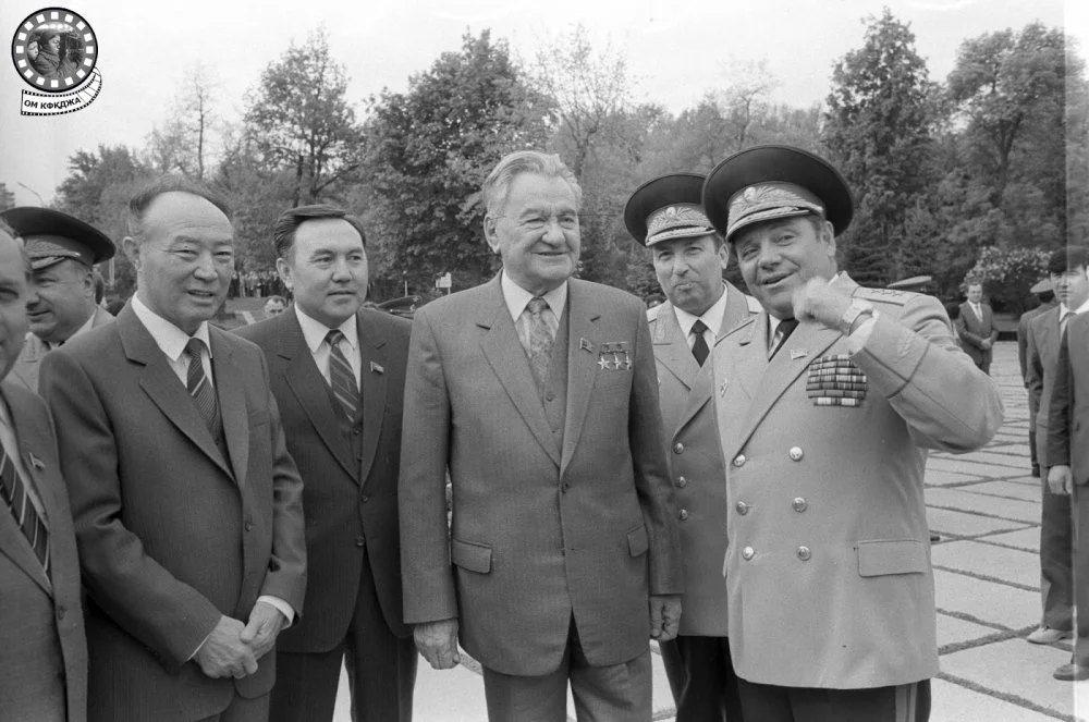 Руководители Казахской ССР Саламат Мукашев, Нурсултан Назарбаев и Динмухамед Кунаев (слева направо) среди ветеранов Великой Отечественной войны в День Победы. Алматы, 9 мая 1986 года / ЦГА КФДЗ РК