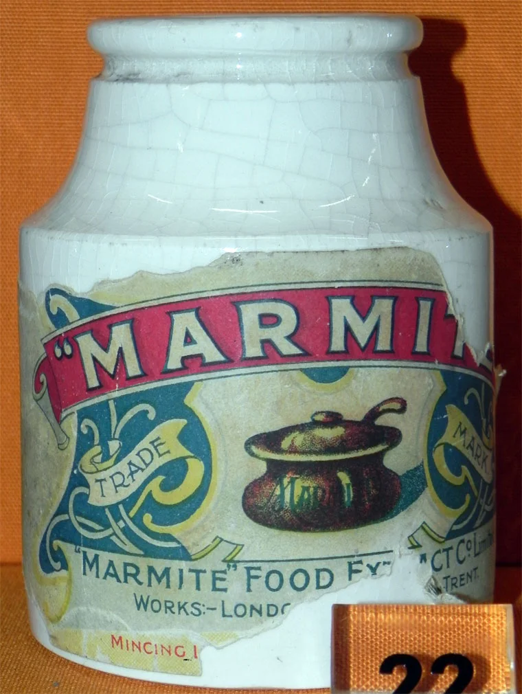 Оригинальная фаянсовая банка для мармита, использовавшаяся с 1902 по 1920 год/marmitemuseum.co.uk