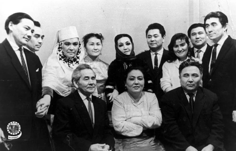 Ахмет Жұбанов әріптестері мен достары ортасында. Алматы, 1958 жыл / ҚР ОМ КФДЖА 
