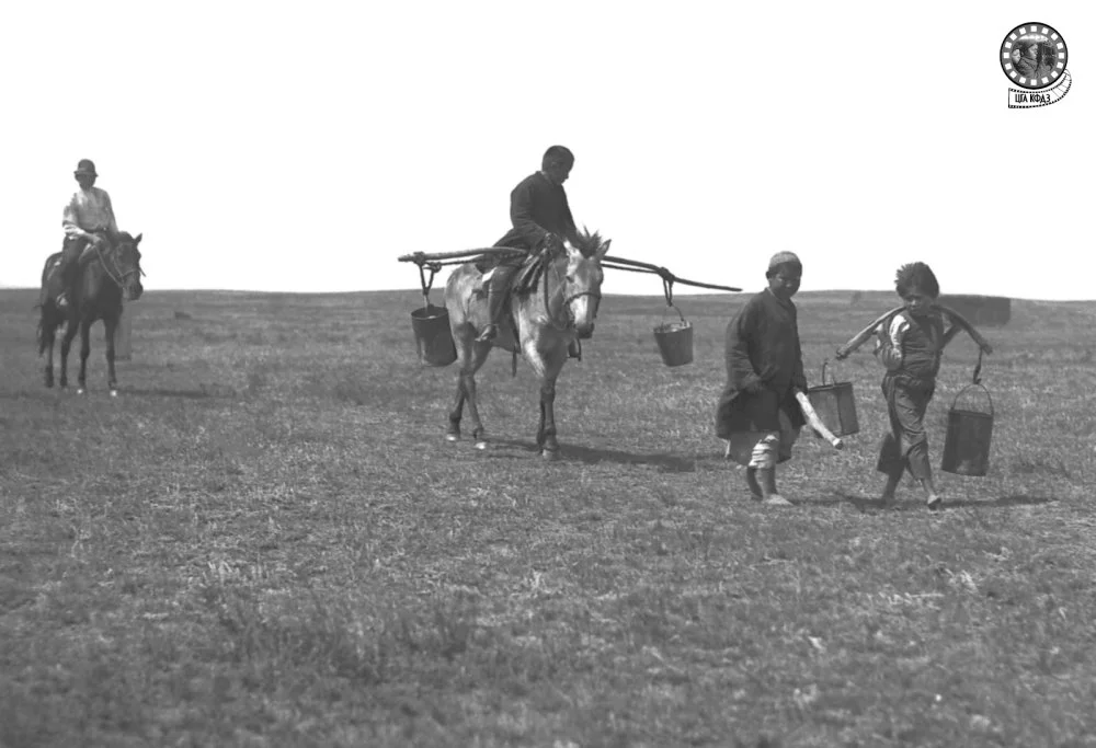 Дмитрий Багаев. Жаз мезгілінде ауылға су жеткізу. Павлодар облысы, 1930 жыл / ҚРОМКФДЖА