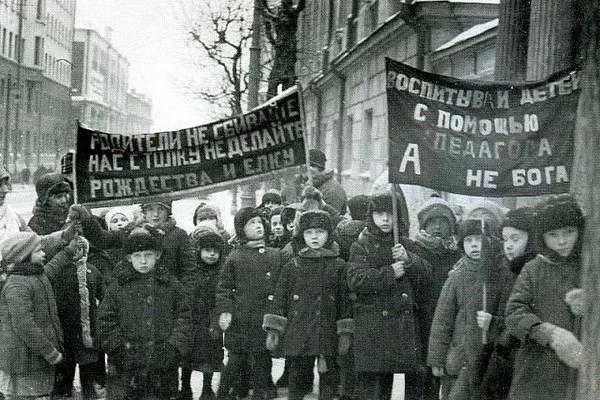 Demonstration against Christmas and the tree in 1929/Wikimedia commons