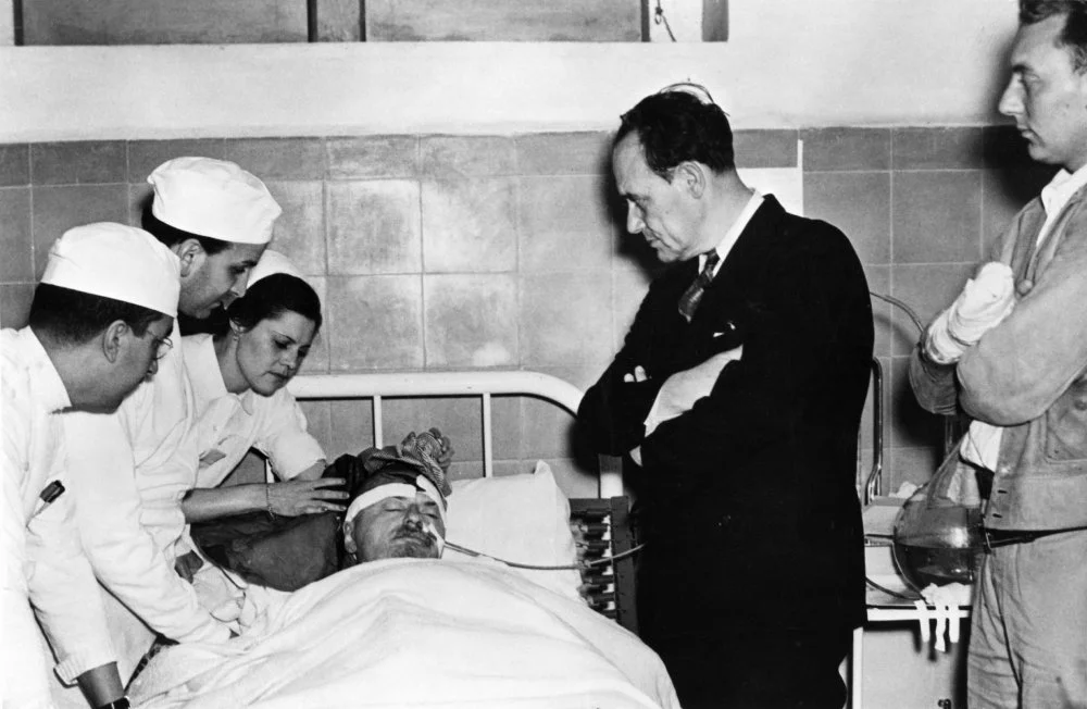 Лев Троцкий умирает в мексиканской больнице после нападения на него в 1940 году/Getty images