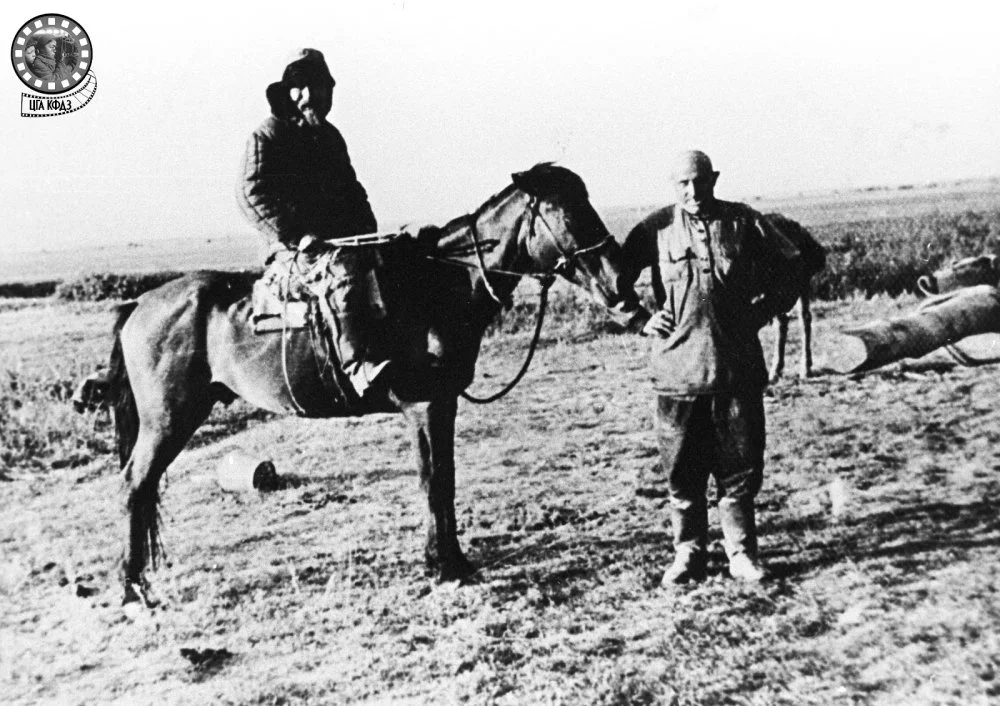 Депортированный чеченец (справа) в поселении в Жамбылской области после насильственной высылки вайнахов в 1944 году; поселение в Центральной Азии в послевоенный период депортации / ЦГА КФДЗ