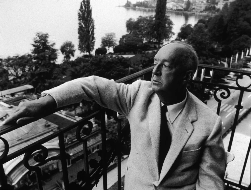 Владимир Набоков сидит на веранде с видом на Женевское озеро в своем номере в отеле Монтре Палас, Швейцария, 1965 год/Horst Tappe/Getty Images
