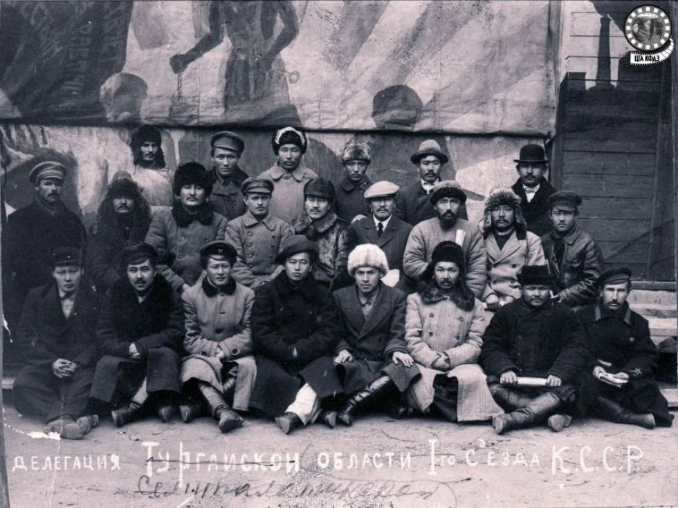 Қазақ АКСР-нің І құрылтайындағы Семей облысының делегациясы, 1920 жыл. Н.Нұрмақов — ҚазАКСР Халық Комиссарлар Кеңесінің төрағасы, Ә.Бөкейхан — «Алаш» партиясының негізін қалаушылардың бірі, Ә.Ермеков — Алаш Орда үкіметінің вице-премьері / КФҚД ОМА