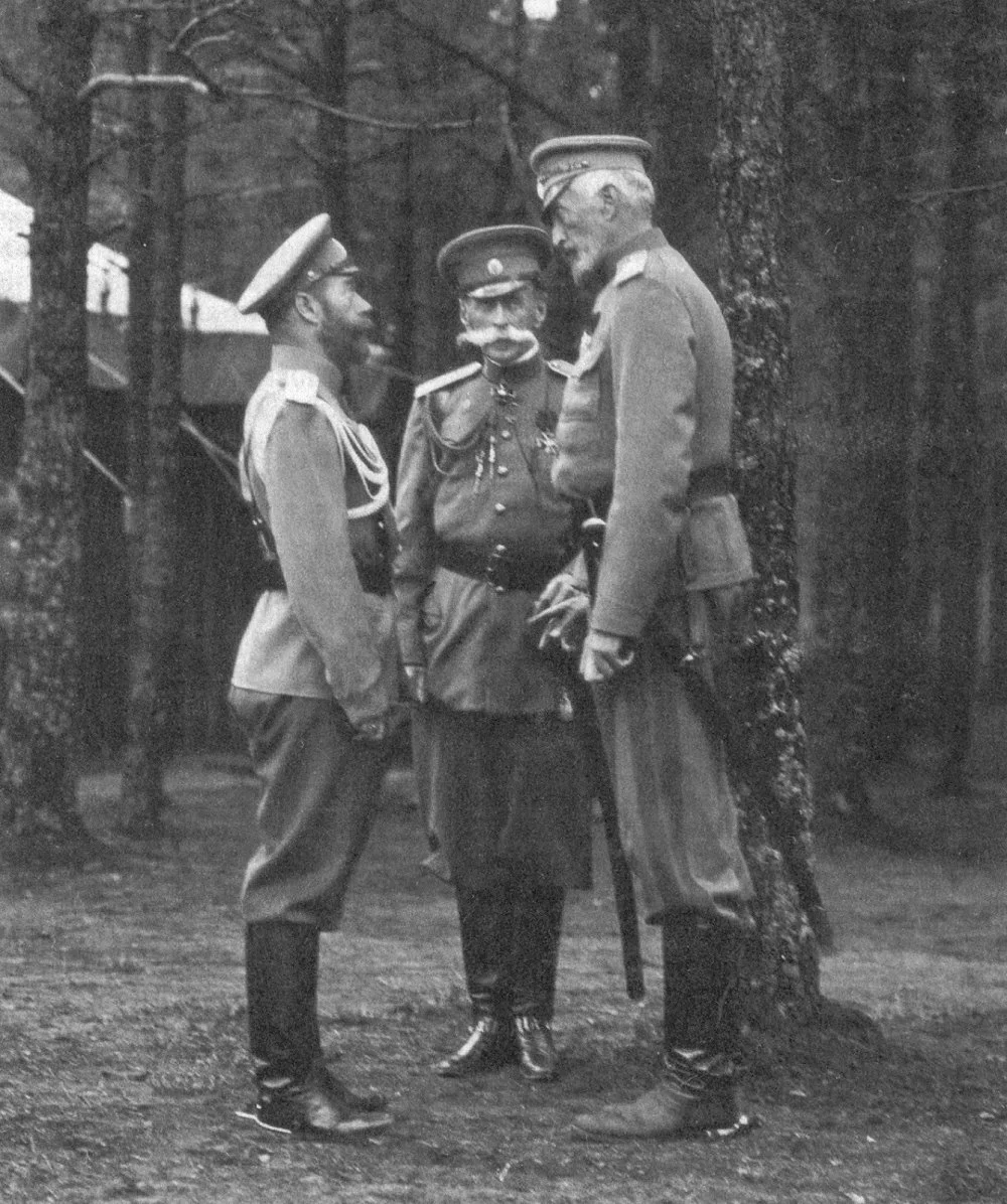 Николай II, В. Фредерикс и великий князь Николай Николаевич в Ставке. 1915 год/ Wikimedia commons