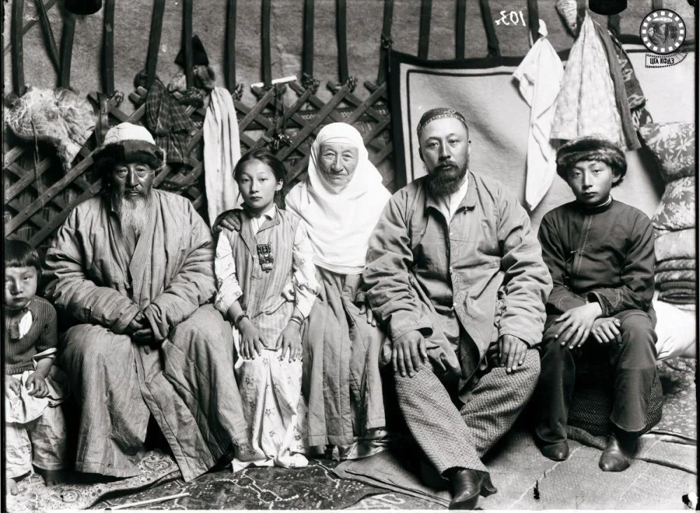 Киіз үйдегі отбасы. Самуил Дудиннің фотосуреті. Семей, 1899 жыл / Гамбург этнографиялық музейінің қоры / ҚРОМКФДЖА