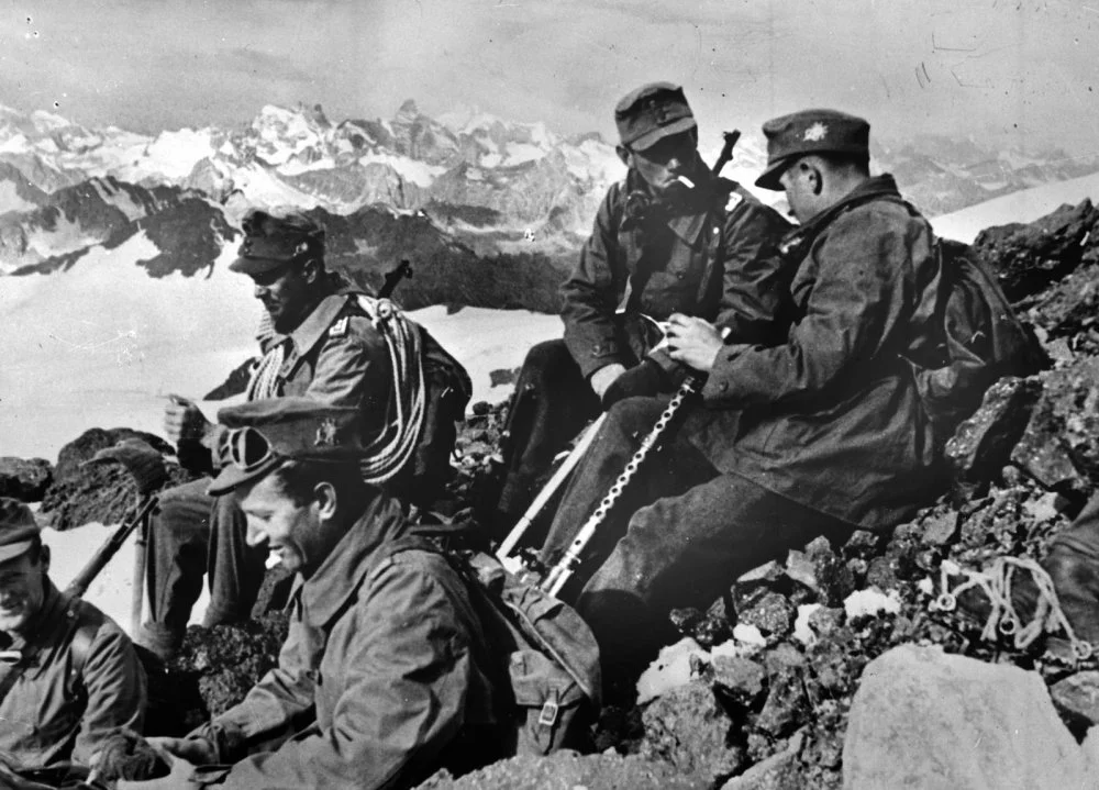 Германские пехотинцы на вершинах Кавказа на Восточном фронте в сентябре 1942 года / Getty Images