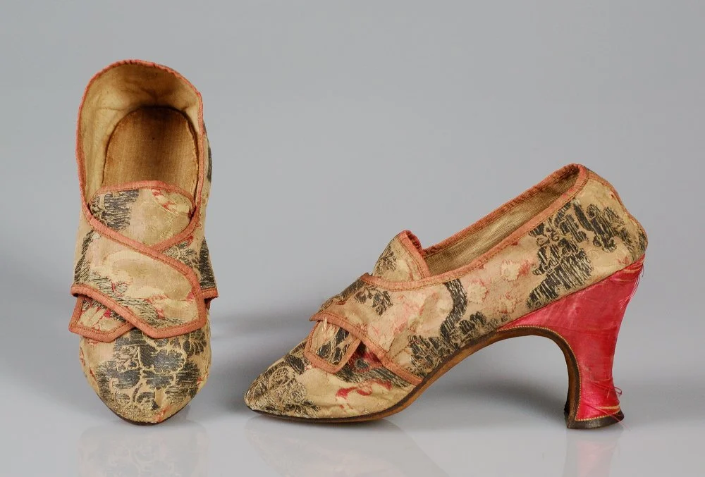 Probably French silk, metallic shoes 1760–75 /Brooklyn Museum Costume Collection at The Metropolitan Museum of Art, Gift of the Brooklyn Museum/Wikimedia Commons