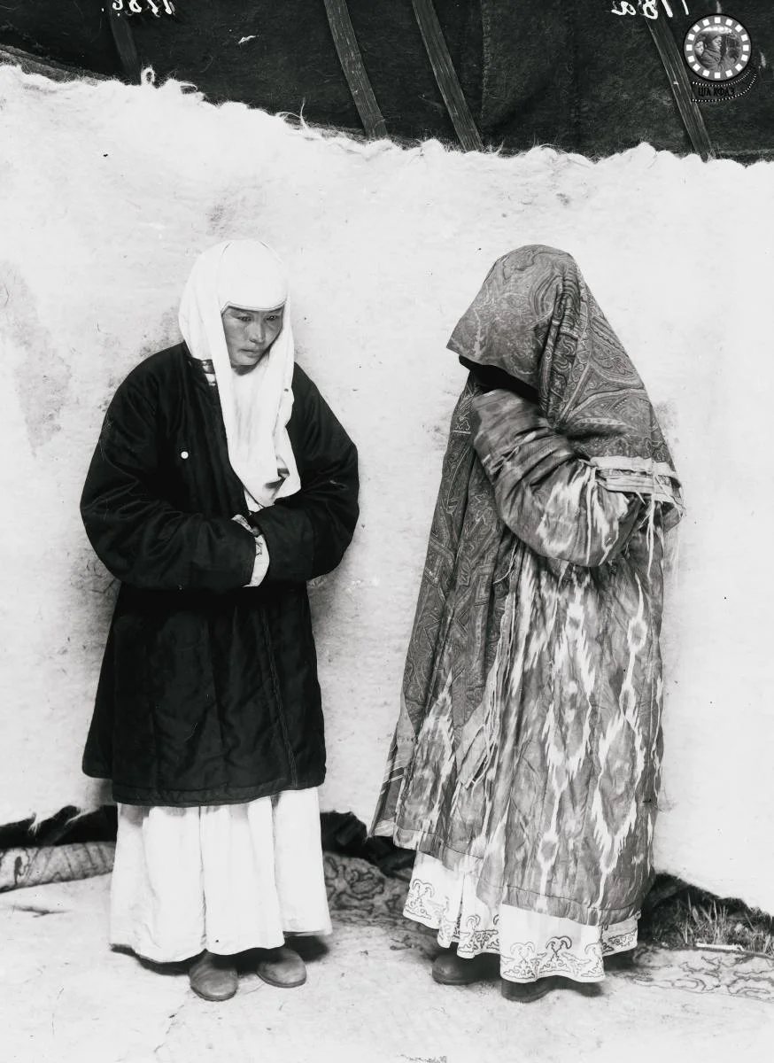 Қазақ қыздары. Самуил Дудиннің фотосуреті. Семей, 1899 жыл / Гамбург этнографиялық музейінің қоры / ҚРОМКФДЖА