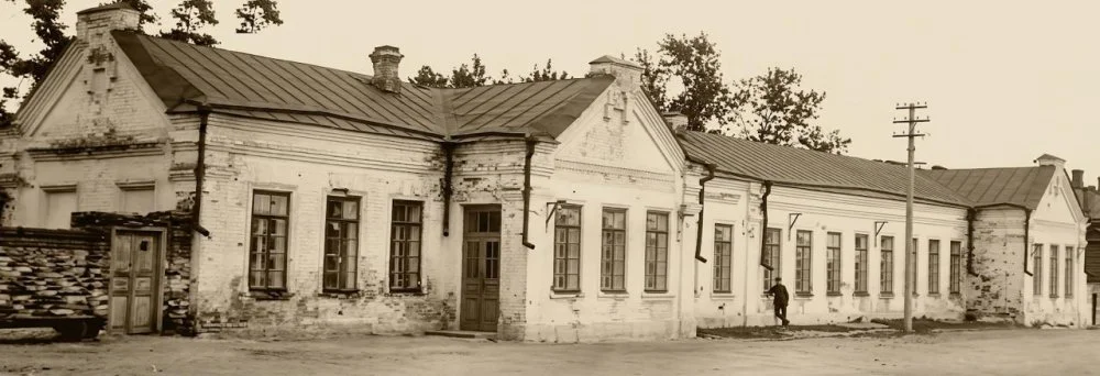 Александринская женская русско-киргизская гимназия, открытая в 1908 году. Сейчас на этом месте расположена гимназия им. С. Мауленова. Фото из музея гимназии им. М. Горького. Костанай, 2011 год / https://1879.kz/Обработано с помощью Gemini