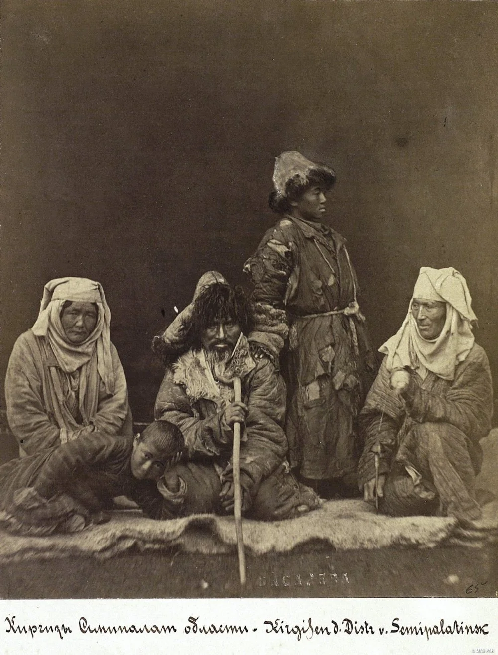 Киізде отырған қазақ отбасы. Семей. Шамамен 1877 жыл/ Library of Congress