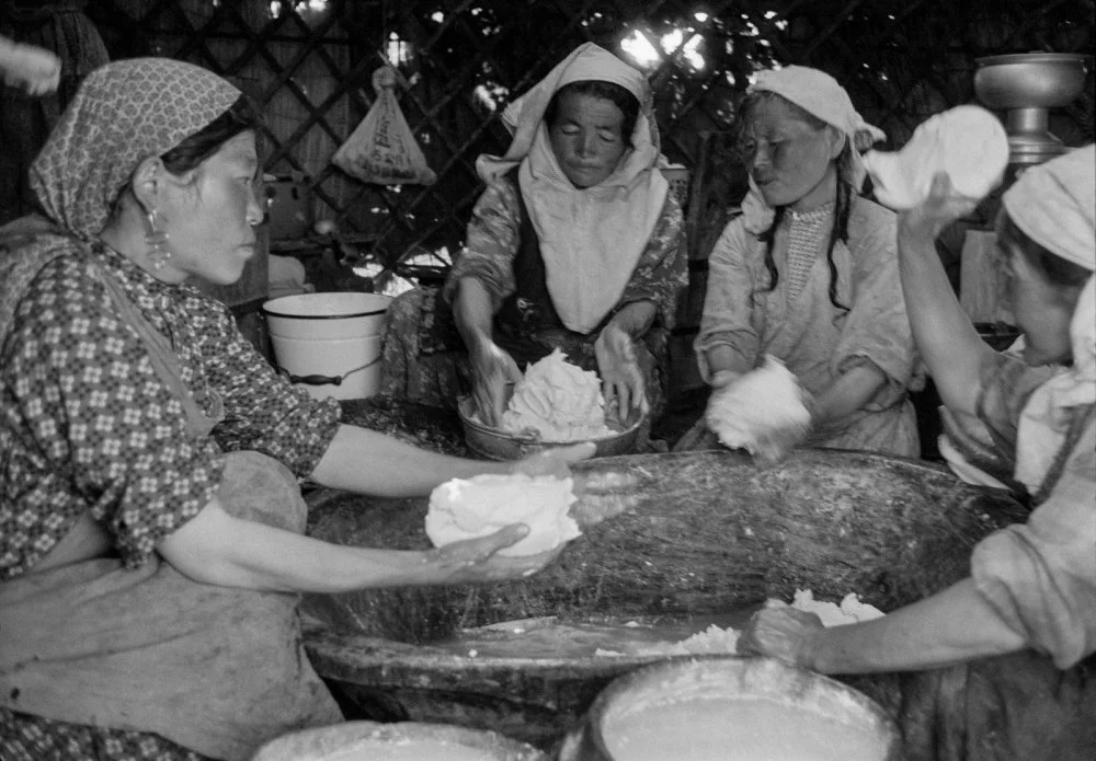 Бие сүтінен май шайқаған қазақ әйелдері. Үрімжі, Шыңжаң-Ұйғыр автономиялық ауданы, Қытай Халық Республикасы, 1956 жыл / Getty Images