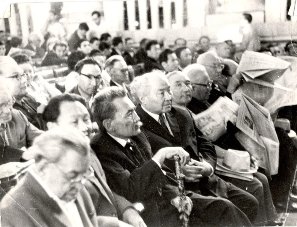 Baurzhan Momyshuly and Alkey Margulan are attending writer's summit. At the Congress of the Union of Writers of Kazakhstan, 1982/Wikimedia Commons