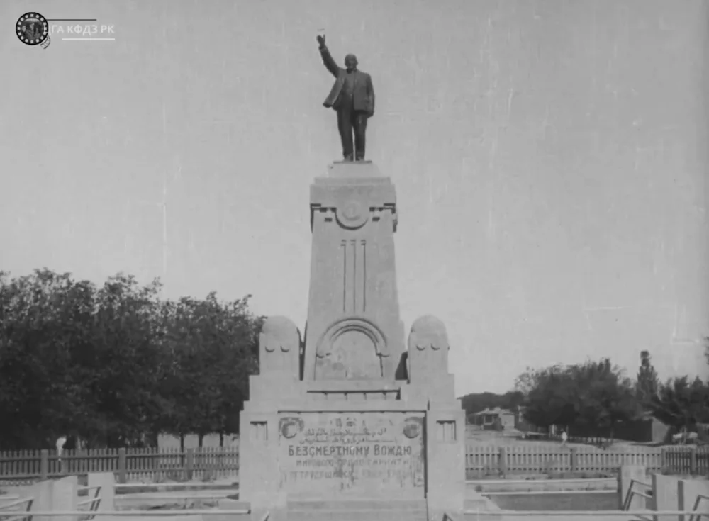 Памятник В. И. Ленину. Кызылорда, 1927. Кадр из советского киножурнала «Советский Казахстан» / ЦГА КФДЗ