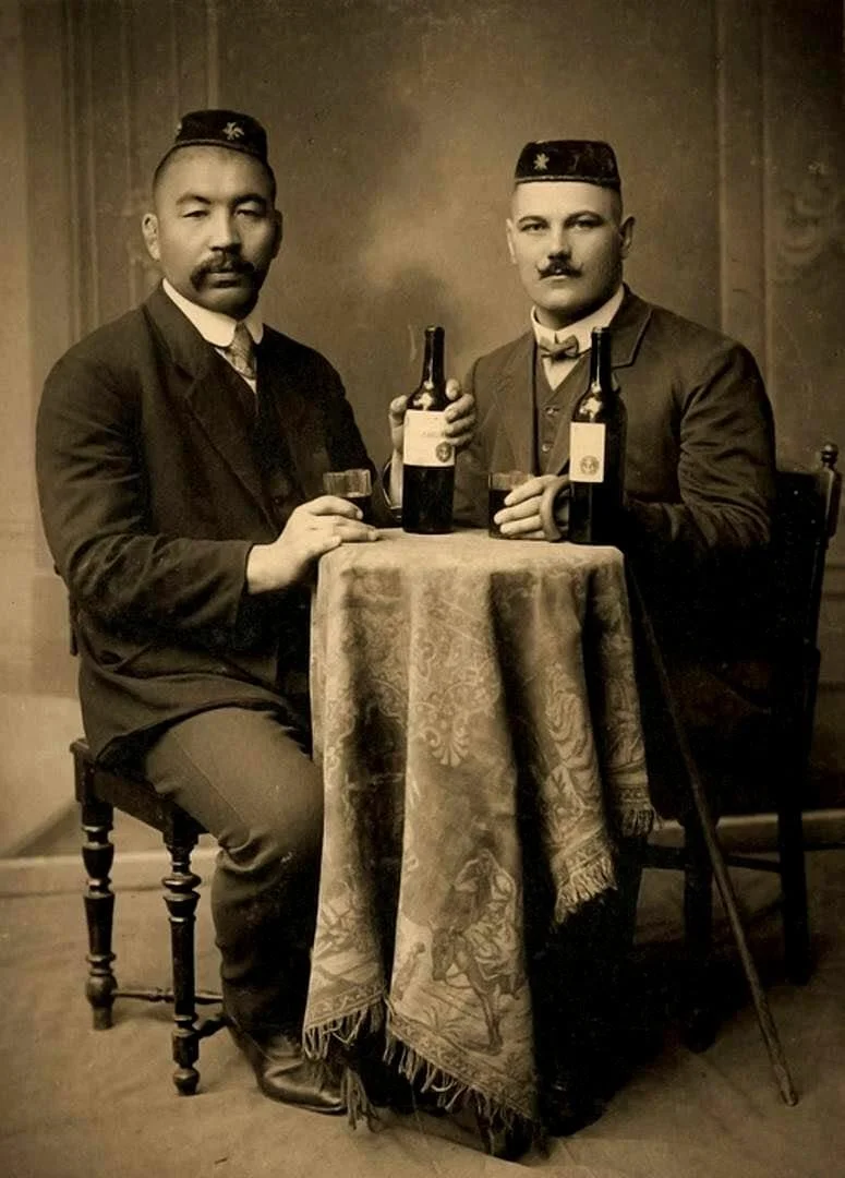 A photo of Kazhymukan Munaitpasov with the famous Estonian wrestler Karl Tomberg holding special fake accessories (wine, glass, etc.) in a photo salon/egemen.kz