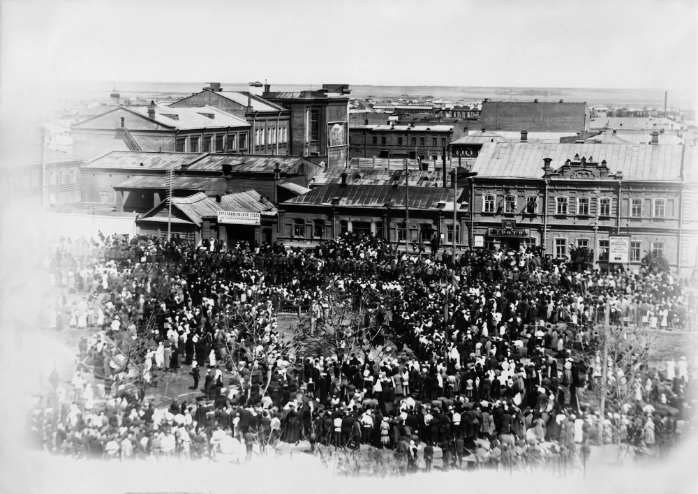 Театр ғимараты. Театр алаңына жиналған жұрт. Семей, 1920 жыл / ҚР ОМ КФДЖА