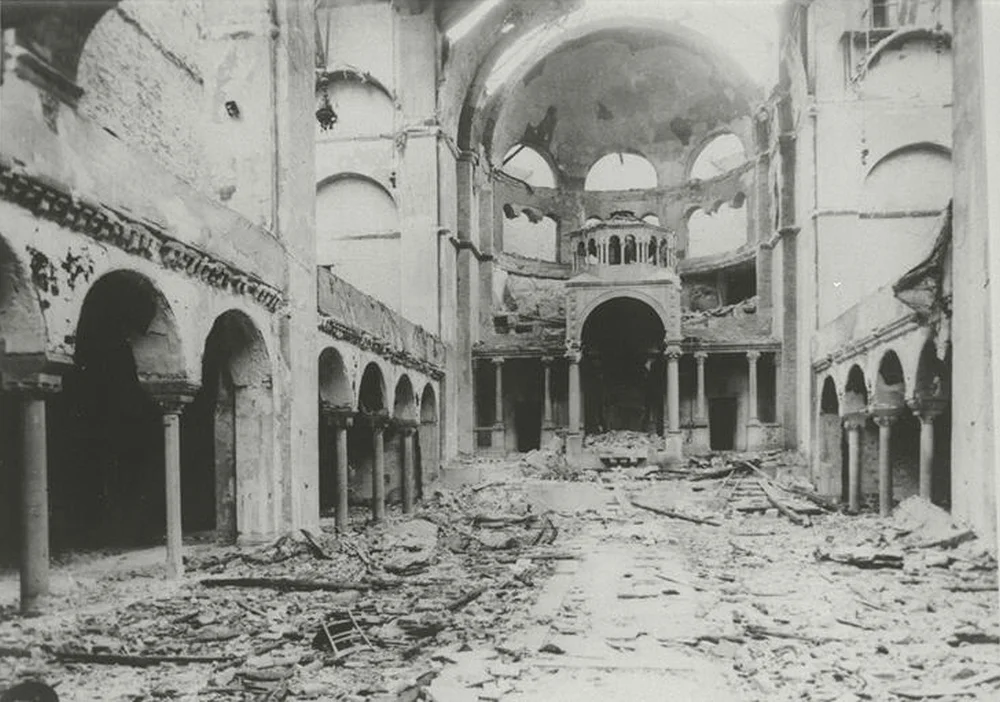 1938 жылғы «Хрусталь түні» оқиғасынан кейін қираған синагоганың ішкі көрінісі. Фазаненштрассе, Берлин, 1938 жыл / Wikimedia Commons