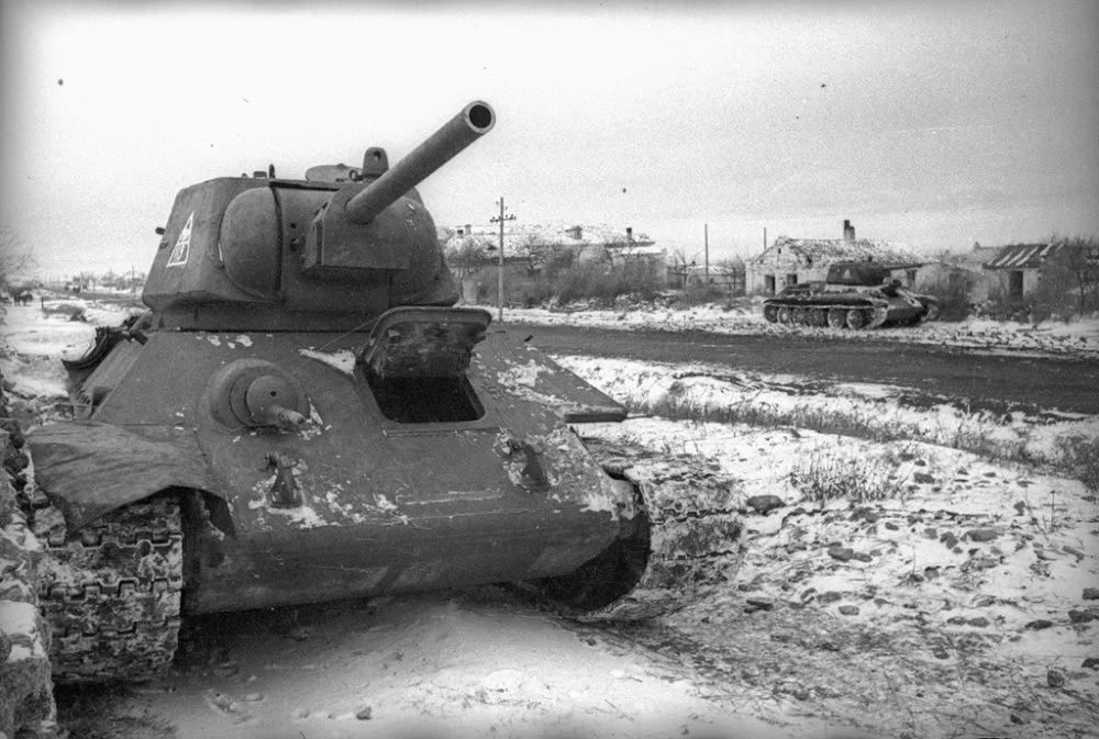 Евгений Халдей. 1943 жылғы үлгідегі Т-34-76 танкі. Венгрия, 1945 жылдың ақпаны / Wikimedia Commons