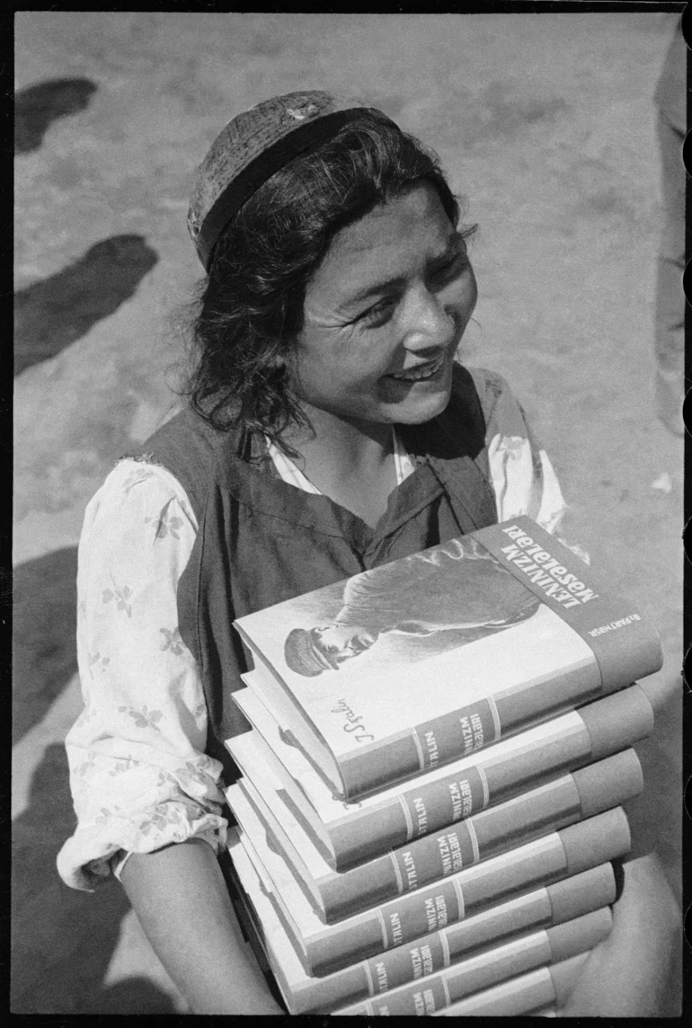 Иосиф Сталиннің кітаптарын көтерген қыз. Ташкент, 1930–1940 жылдар, Өзбекстан / Getty Images