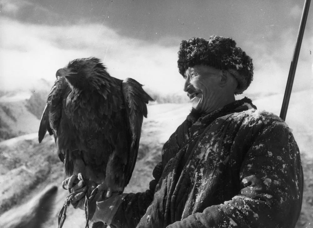 Казахский охотник с беркутом. Синьцзян-Уйгурский автономный округ, КНР, декабрь, 1959 год / Getty Images