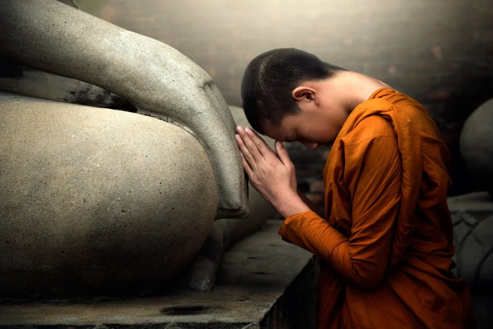 Novices are worshiping Buddha with faith/Chadchai Ra-ngubpai/Getty Images