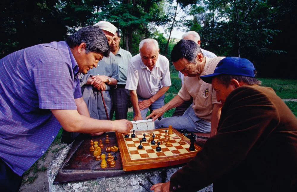 Игроки в шахматы в парке 28 Панфиловцев. Алматы/Getty Images 