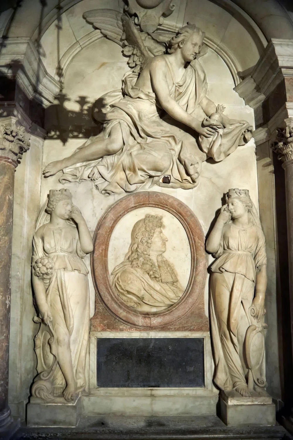 Baroque tomb of King Louis XIV of France and Navarra (1638 - 1715) , ruler from 1643 - 1715. The Gothic Cathedral Basilica of Saint Denis ( Basilique Saint-Denis ) Paris, France/Alamy