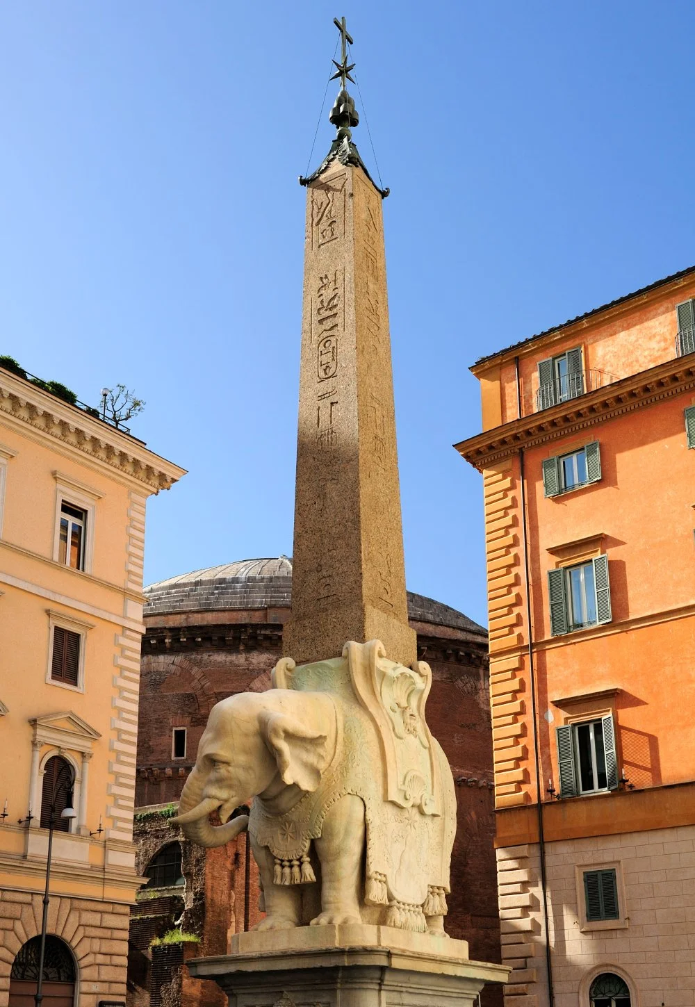 Pulcino della Minerva, ‘An elephant and obelisk’ by Bernini, Piazza della Minerva, Rome, Lazio, Italy/Alamy