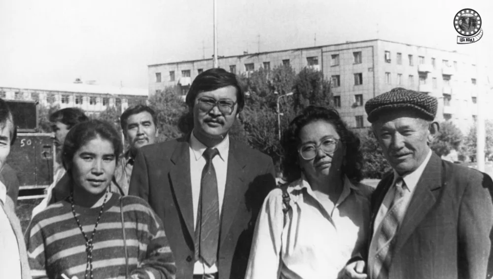 Шамши Калдаяков (справа) во время поездки в Шымкент. 1994 год / ЦГА КФДЗ РК