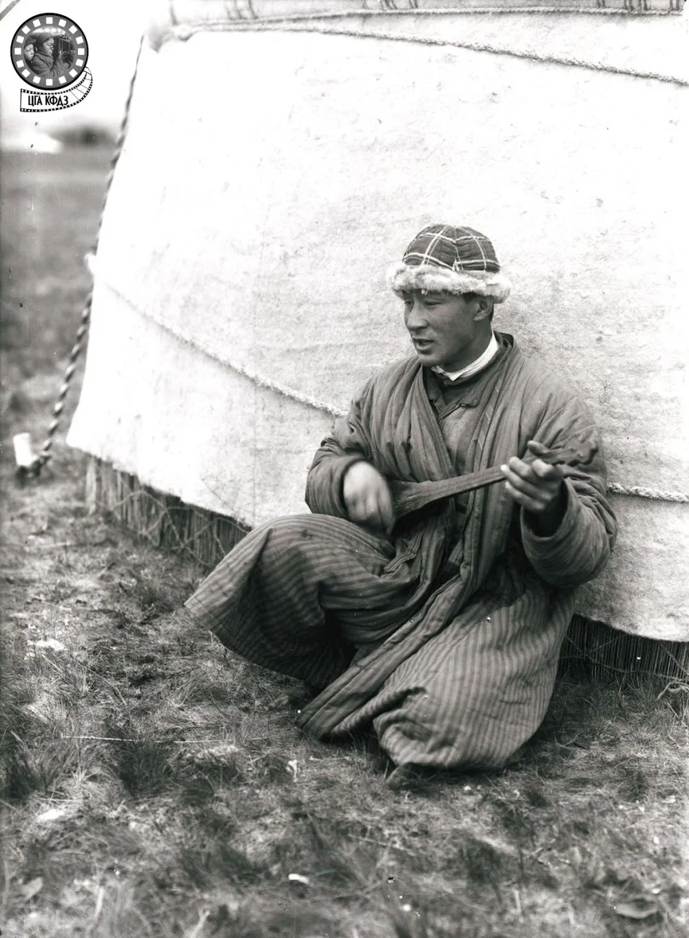 С. Дудин. Молодой человек с домброй. Cемипалатинск, 1899  год / ЦГА КФДЗ   